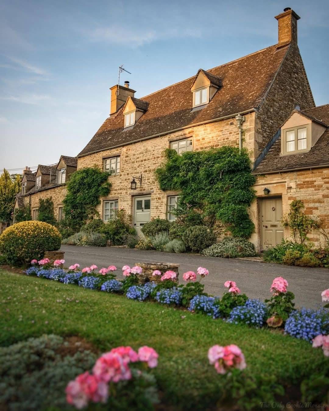 כפר אנגלי ציורי